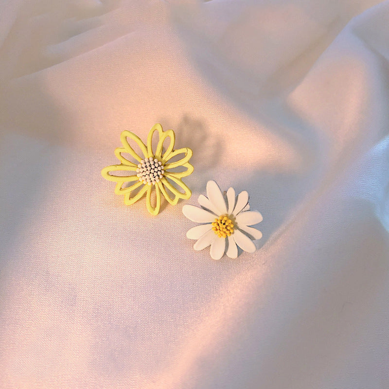 Girly heart small daisy earrings/small fresh and wild flower earrings