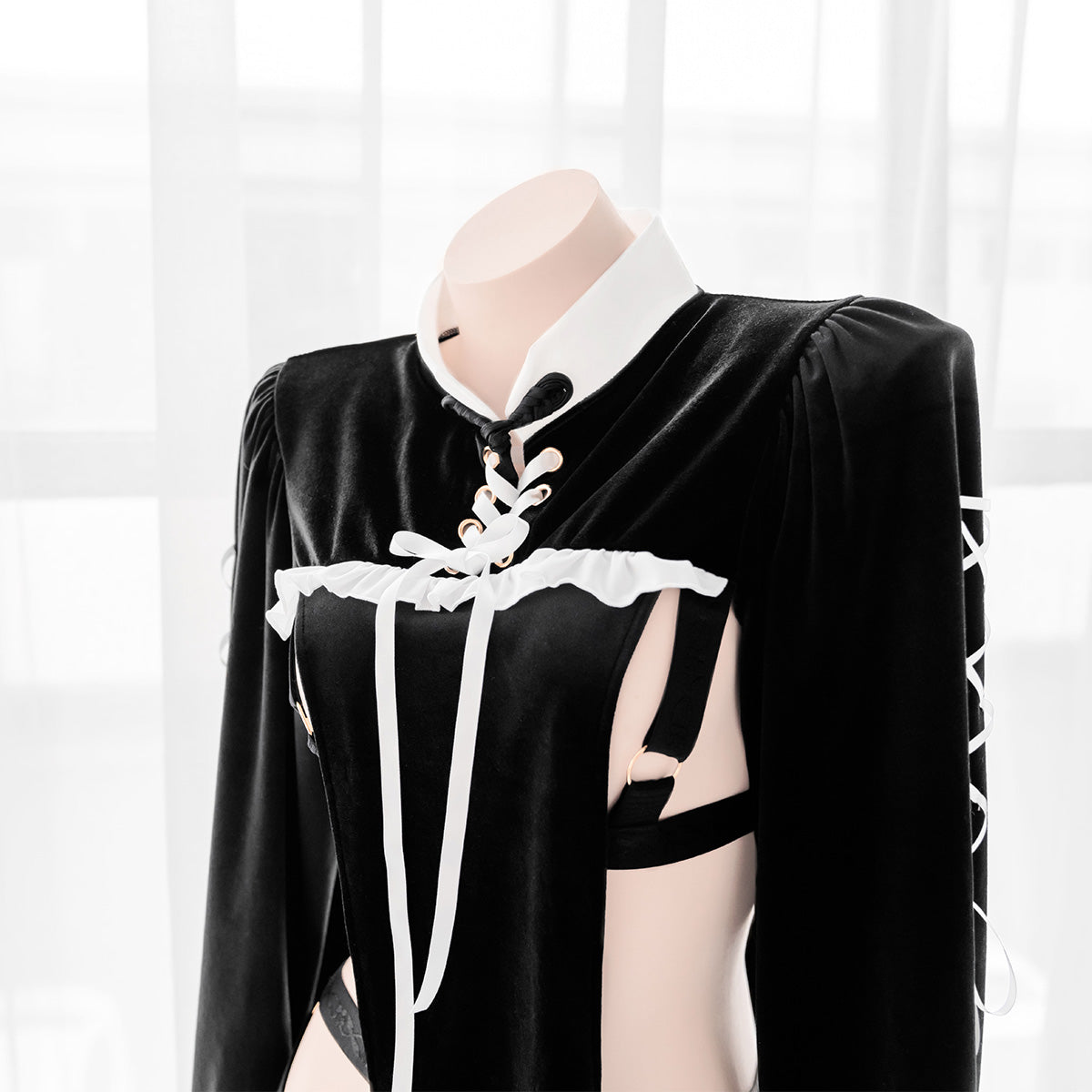 Sofyee Acacia Stealing Kiss Sexy Bondage Hohles ultrakurzes Cheongsam-Kleid 
